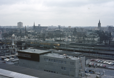 801588 Overzicht van het N.S.-station Utrecht C.S. te Utrecht, vanaf de kantoorgebouwen aan het ...